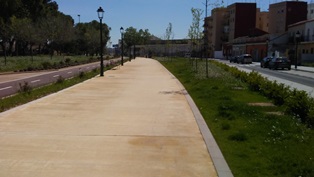 Passeig i carril bici flanquejats per prades mediterrànies 